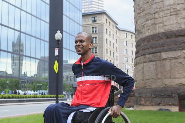 Homem em cadeira de rodas que tinha meningite espinhal se movendo de forma independente na cidade — Fotografia de Stock