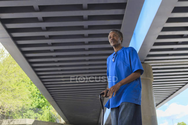Homme avec traumatisme crânien faisant une promenade dans son quartier — Photo de stock