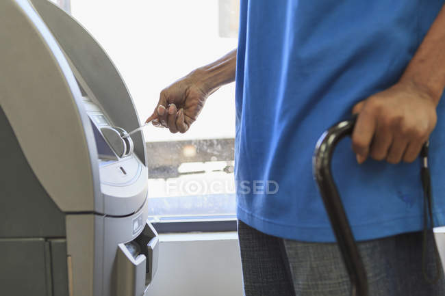 Людина з травматичною травмою мозку за допомогою банкомату — стокове фото