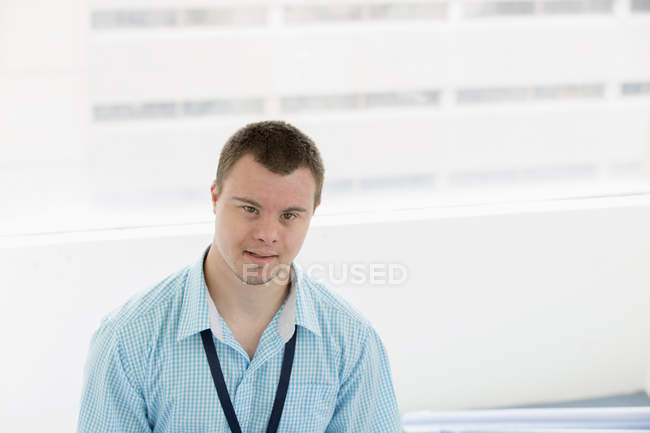 Homem com síndrome de down que trabalha na área do hospital — Fotografia de Stock