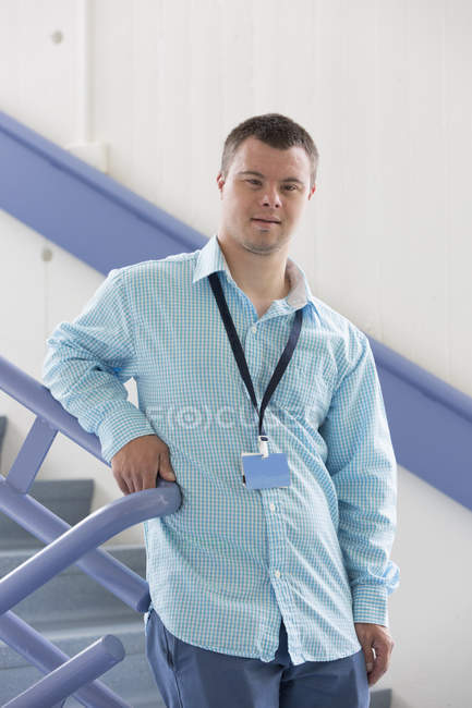 Людина з синдромом Дауна, що працює в районі лікарні — стокове фото