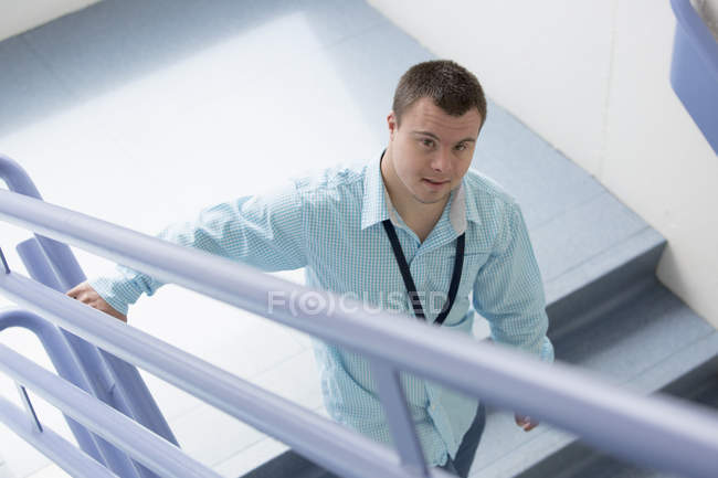 Homem com síndrome de down que trabalha na área do hospital — Fotografia de Stock