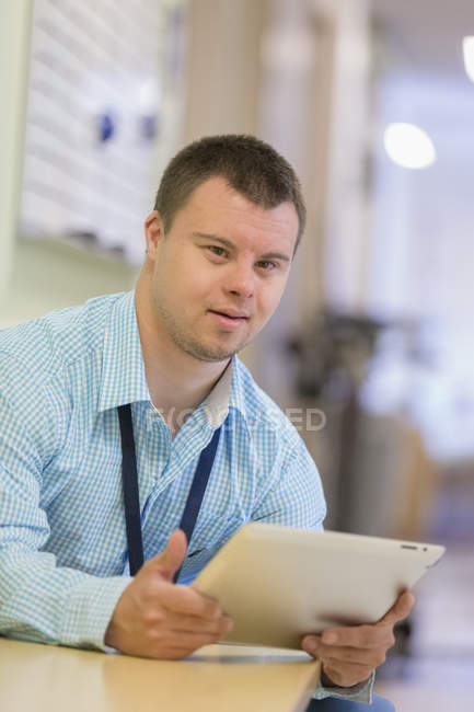 Homme atteint du syndrome du duvet travaillant dans un hôpital — Photo de stock