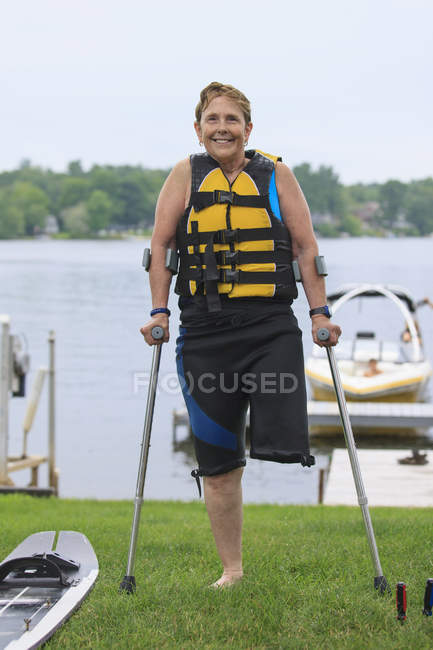 Mujer con una pierna a punto de ir a esquiar acuático - foto de stock