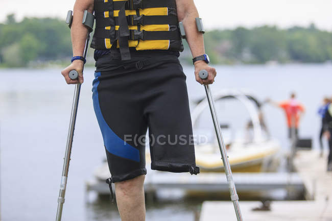 Женщина с одной ногой собирается кататься на водных лыжах по озеру — стоковое фото