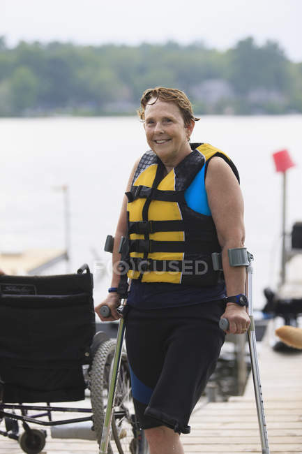Woman with one leg about to go waterskiing — Stock Photo
