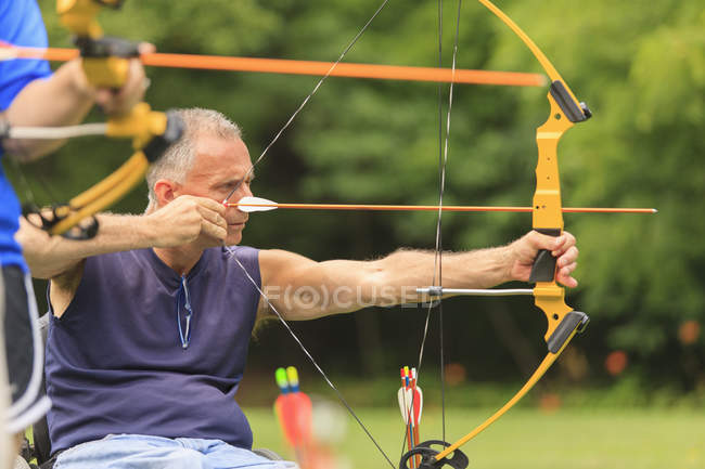 People with disabilities during archery practice — Stock Photo