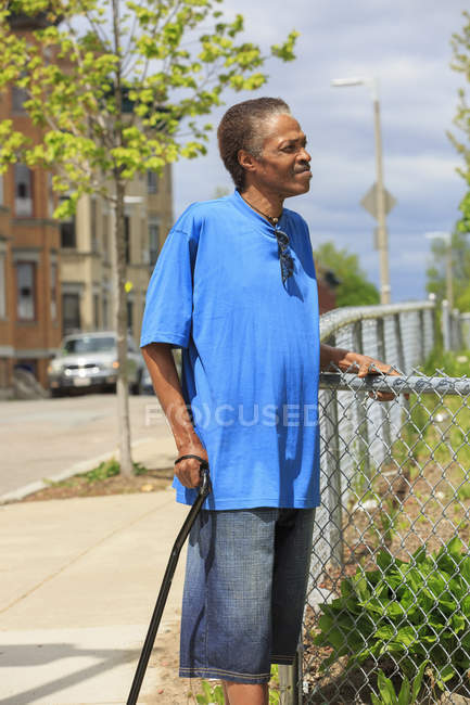Mann mit Schädel-Hirn-Trauma entspannt in der Stadt — Stockfoto