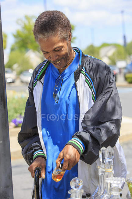Homme avec traumatisme crânien achats pour parfum — Photo de stock