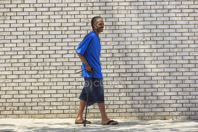 Homme avec traumatisme crânien marchant dans son quartier — Photo de stock