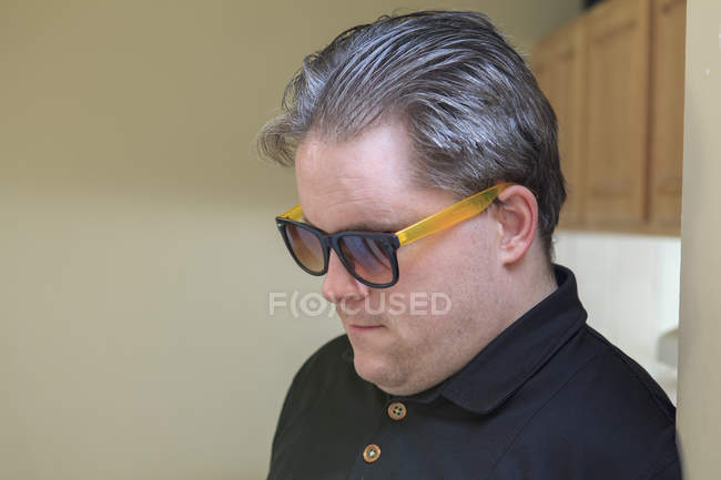 Homem com cegueira congênita usando óculos — Fotografia de Stock