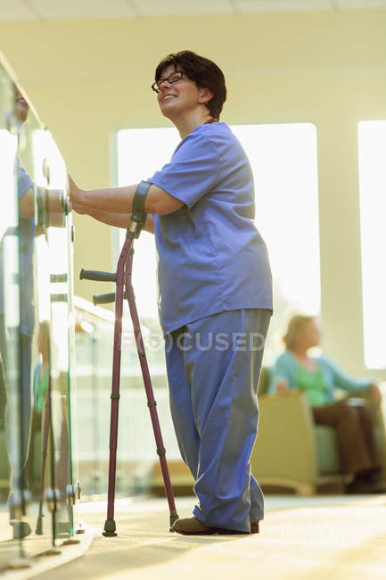 Enfermeira com Paralisia Cerebral no corredor de uma clínica — Fotografia de Stock