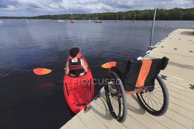 Woman with a Spinal Cord Injury learning how to use a kayak — Stock Photo