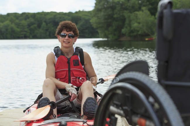 Donna con una lesione del midollo spinale imparare a usare un kayak — Foto stock
