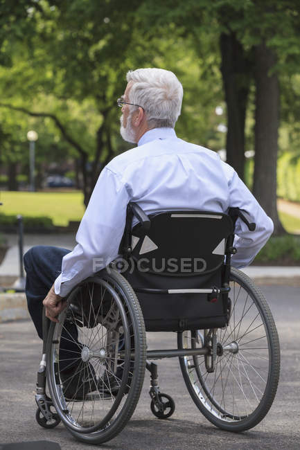 Geschäftsmann mit Muskeldystrophie im Rollstuhl — Stockfoto