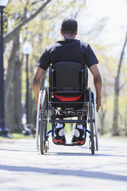 Homme en fauteuil roulant qui avait une méningite rachidienne — Photo de stock