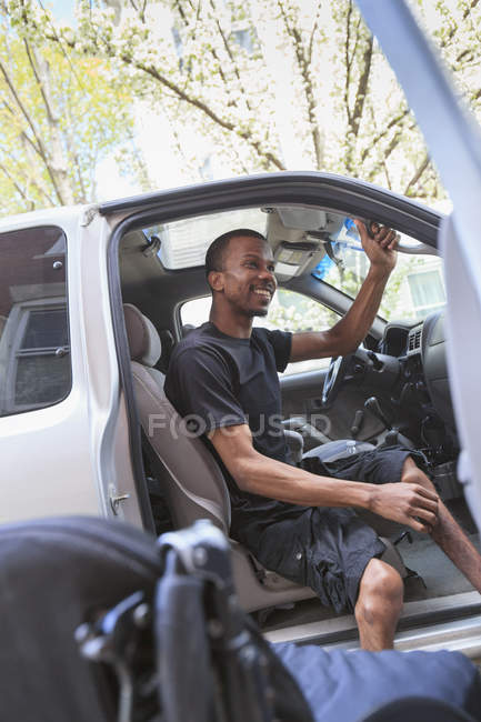 Homme qui avait la méningite rachidienne monter dans son véhicule accessible — Photo de stock