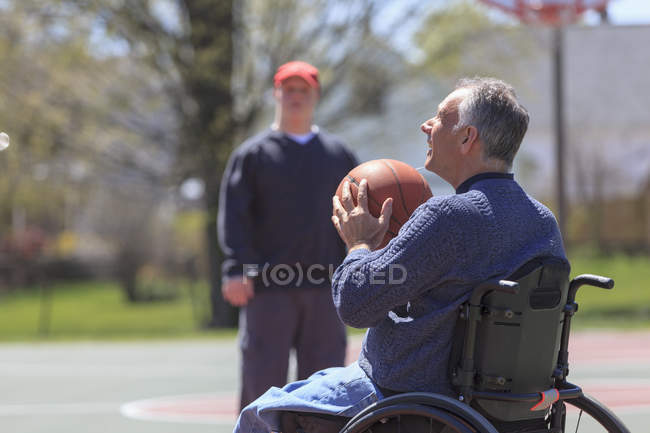 Vater und Sohn mit Down-Syndrom spielen Basketball — Stockfoto