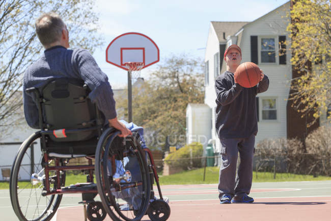 Vater und Sohn mit Down-Syndrom spielen Basketball — Stockfoto
