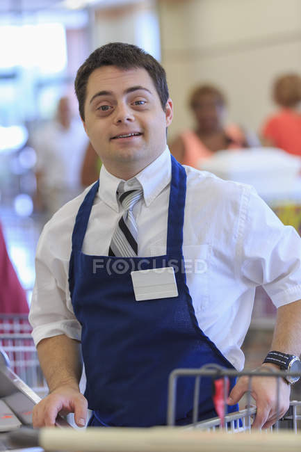 Uomo con Sindrome di Down che lavora in un negozio di alimentari — Foto stock