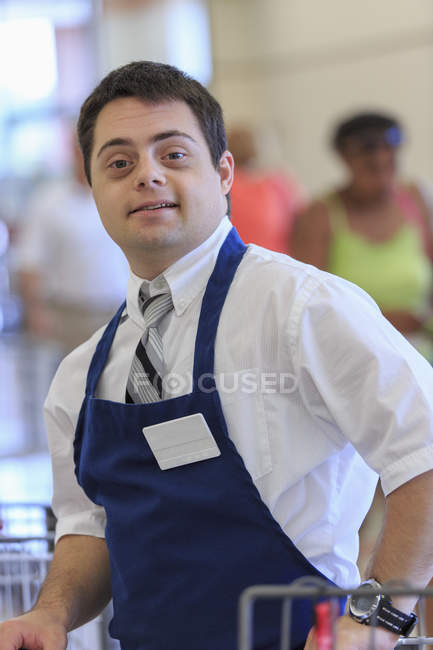 Homme avec trisomie 21 travaillant dans une épicerie — Photo de stock