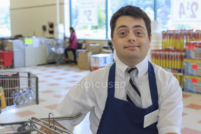 Mann mit Down-Syndrom arbeitet in einem Lebensmittelgeschäft — Stockfoto