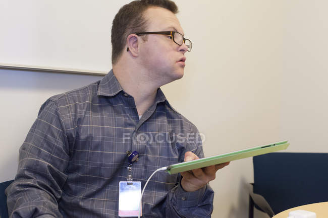 Porträt einer Krankenhaushelferin mit Down-Syndrom im Büro — Stockfoto