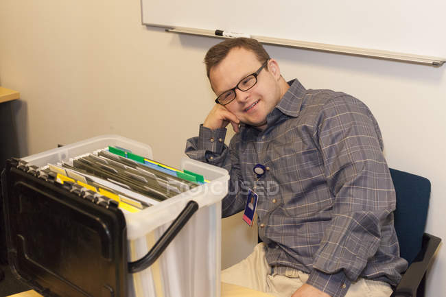 Ritratto di assistente ospedaliero con sindrome di Down che lavora in ufficio — Foto stock