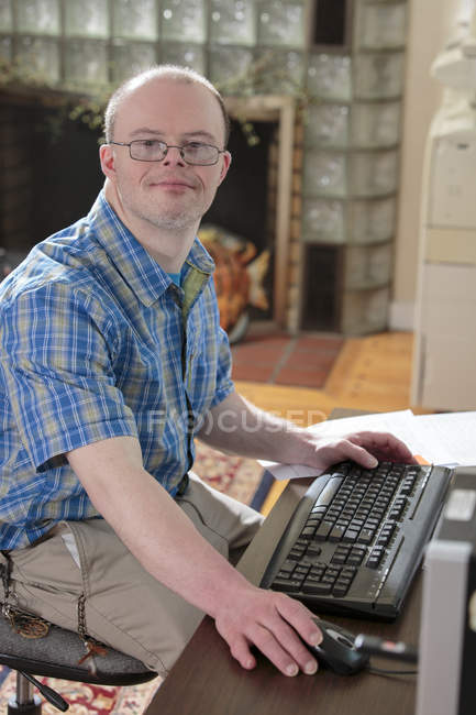 Retrato de assistente hospitalar com síndrome de Down trabalhando no escritório — Fotografia de Stock