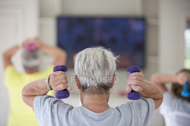 Вид ззаду на старшу жінку в спортзалі — стокове фото