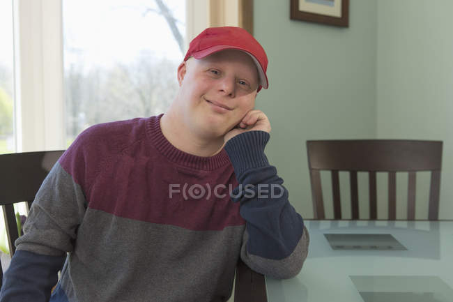 Retrato de um jovem feliz com Síndrome de Down em casa — Fotografia de Stock