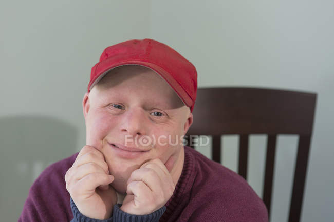 Ritratto di un giovane felice con sindrome di Down a casa — Foto stock