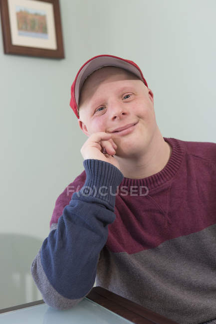 Porträt eines glücklichen jungen Mannes mit Down-Syndrom zu Hause — Stockfoto