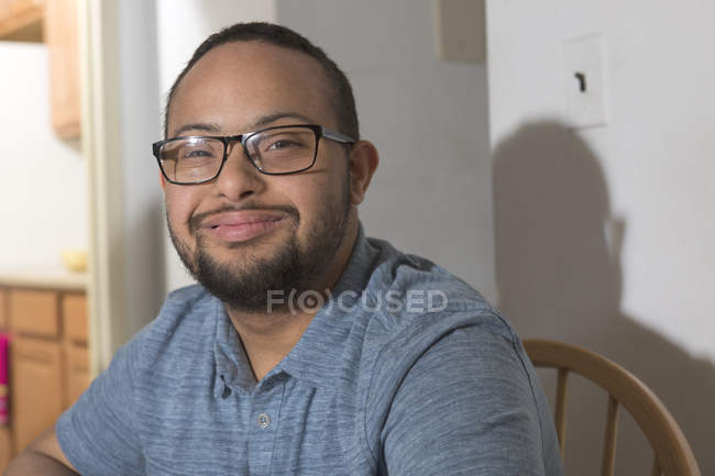 Retrato de homem afro-americano feliz com Síndrome de Down em casa — Fotografia de Stock