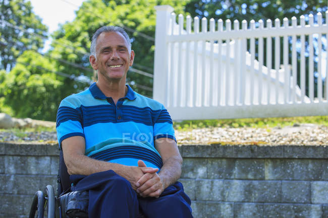 Retrato sorridente de homem com lesão medular em cadeira de rodas — Fotografia de Stock
