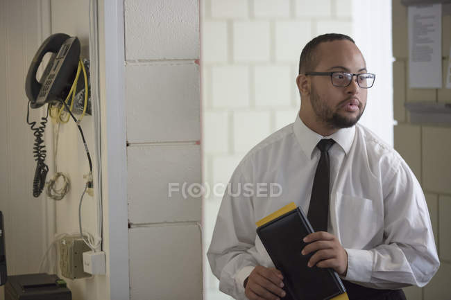 Hombre afroamericano con síndrome de Down como camarero en la cocina - foto de stock