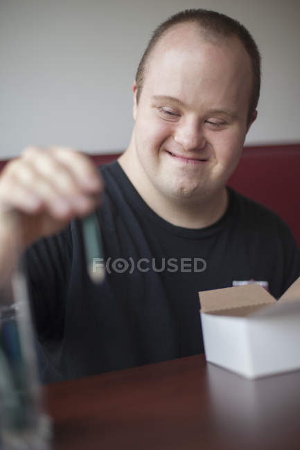 Uomo caucasico con sindrome di Down che lavora nel ristorante — Foto stock
