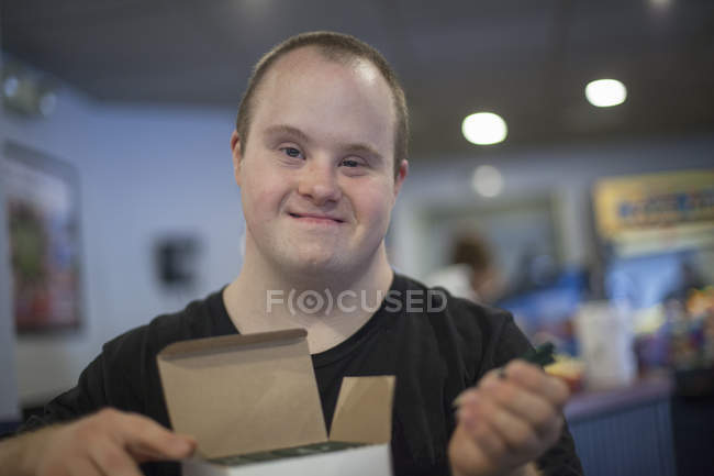 Uomo caucasico con sindrome di Down che lavora nel ristorante — Foto stock