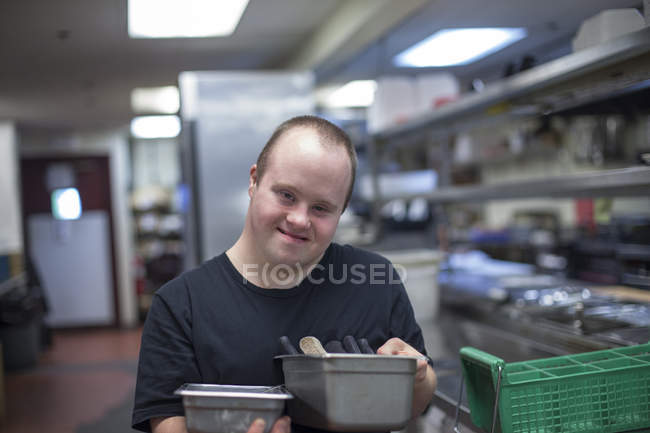 Кавказька людина з синдромом Дауна робота в ресторані — стокове фото