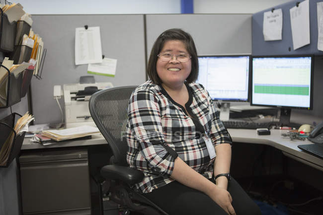 Retrato de mulher asiática feliz com uma deficiência de aprendizagem sorrindo no escritório — Fotografia de Stock