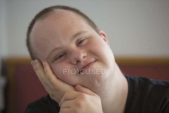 Porträt eines kaukasischen Mannes mit Down-Syndrom — Stockfoto