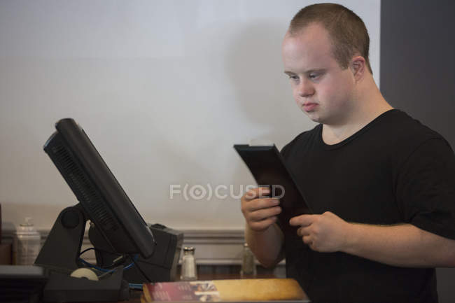 Homme caucasien avec trisomie 21 travaillant dans un restaurant — Photo de stock