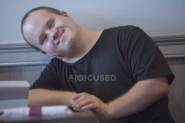 Портрет белого человека с синдромом Дауна — стоковое фото