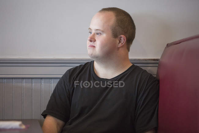 Retrato de hombre caucásico con síndrome de Down - foto de stock