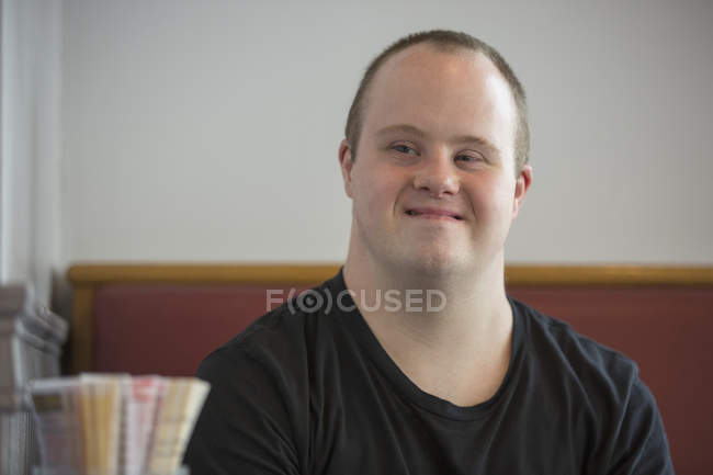 Retrato de homem caucasiano com Síndrome de Down — Fotografia de Stock