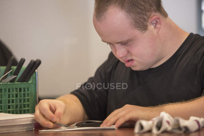 Homem caucasiano com Síndrome de Down trabalhando em restaurante — Fotografia de Stock