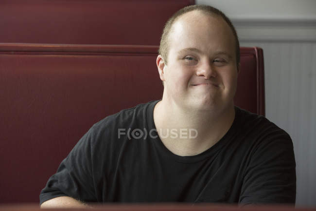 Retrato de hombre caucásico con síndrome de Down - foto de stock