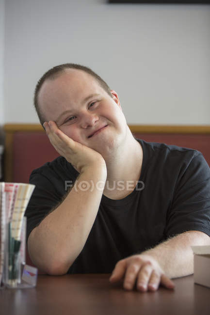 Retrato de homem caucasiano com Síndrome de Down — Fotografia de Stock