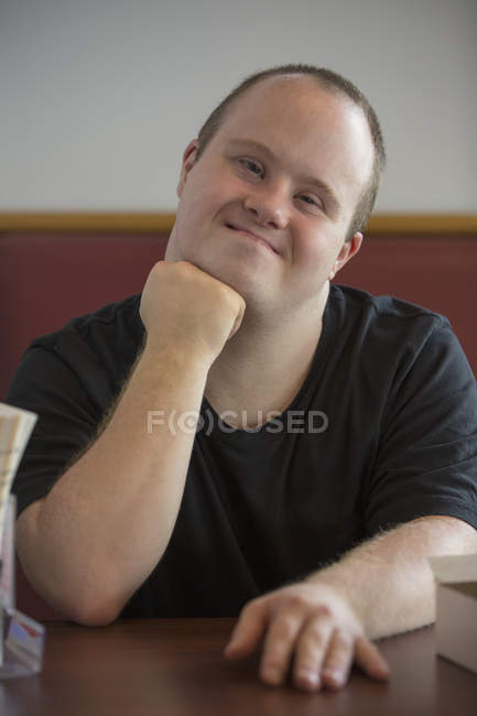 Portrait d'un homme caucasien atteint du syndrome de Down — Photo de stock