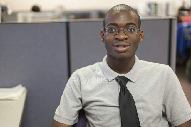 Afrikanischer Amerikaner mit Autismus arbeitet im Büro — Stockfoto